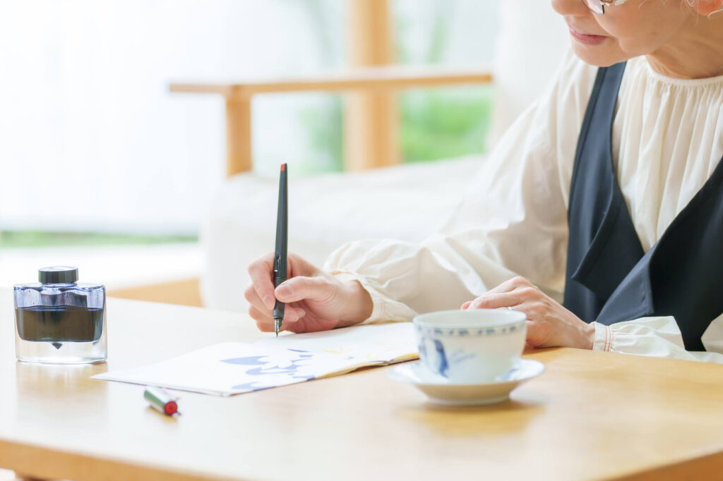 お礼を書く女性